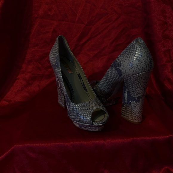 SEXY HEELS - Picture 3 of 3